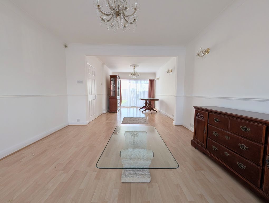 Property photo 3 of 19 Through-Lounge