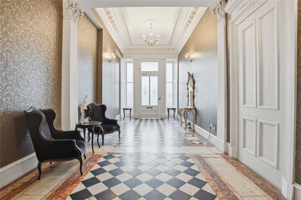 Property photo 3 of 20 Entrance Hall