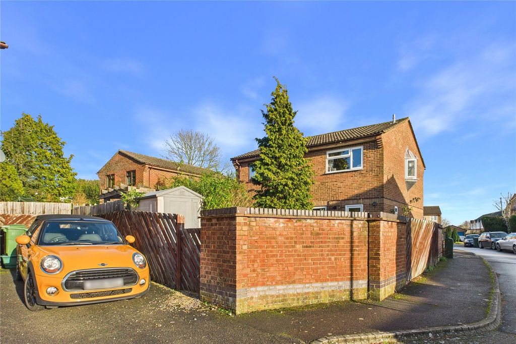 Property photo 3 of 12 Parking