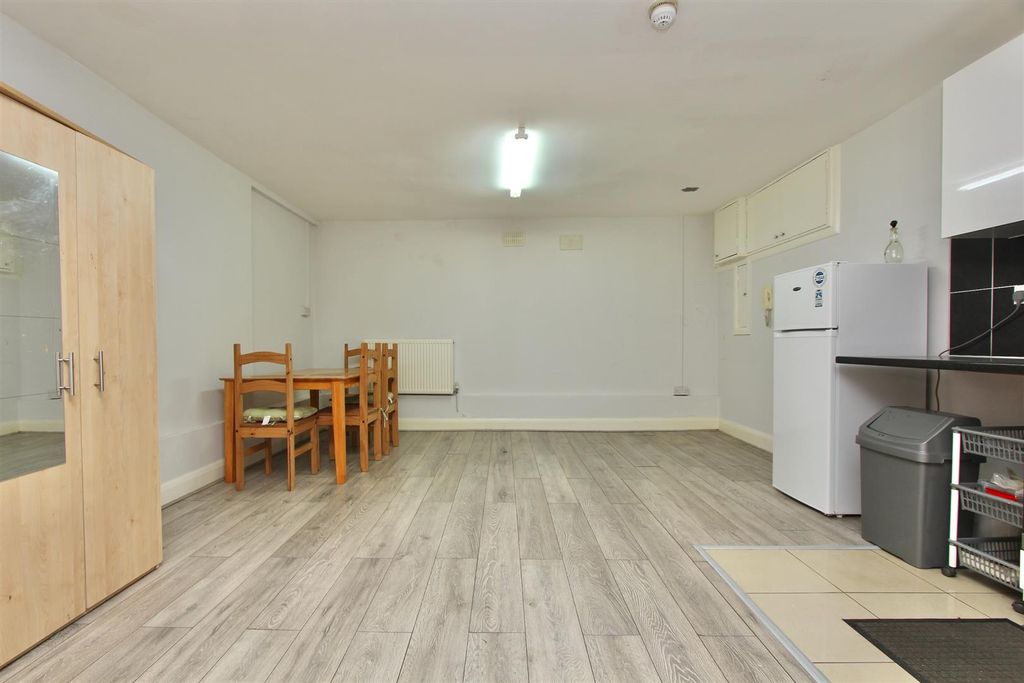Property photo 2 of 11 Stamford Hill, N16