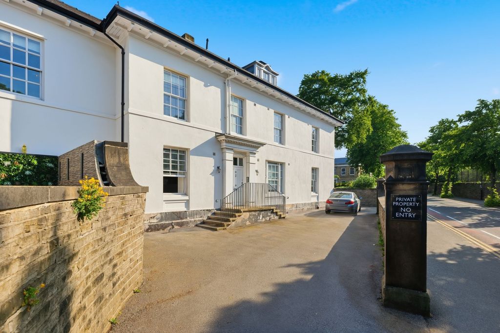Property photo 1 of 32