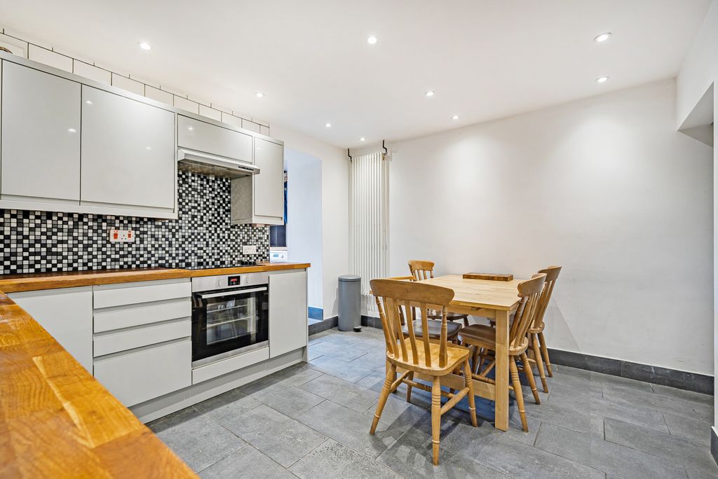 Property photo 3 of 28 1372797-16-690E00...