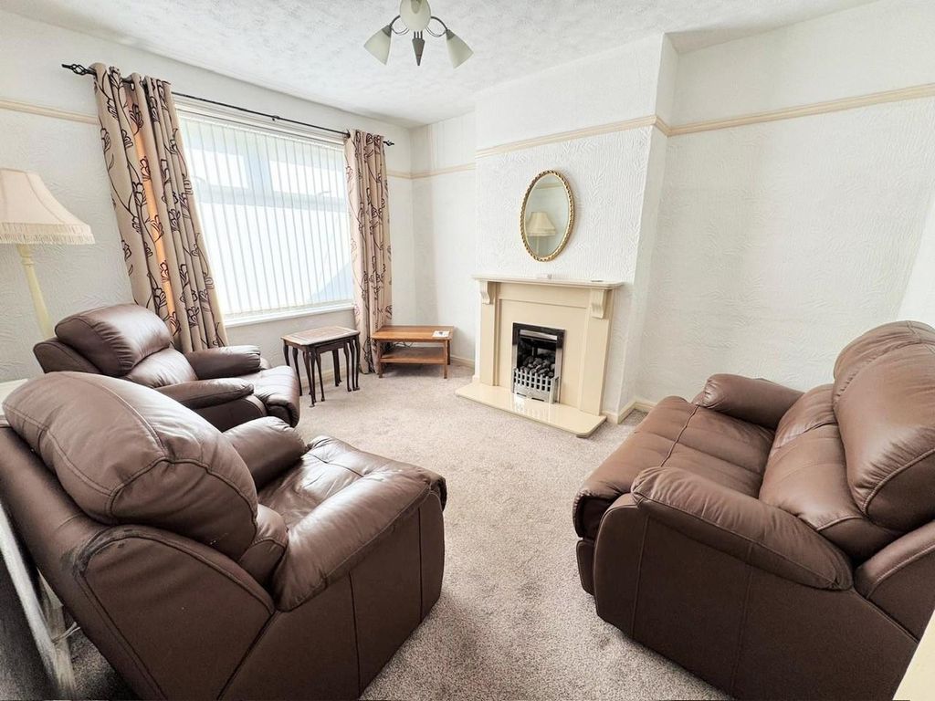 Property photo 3 of 12 Lounge