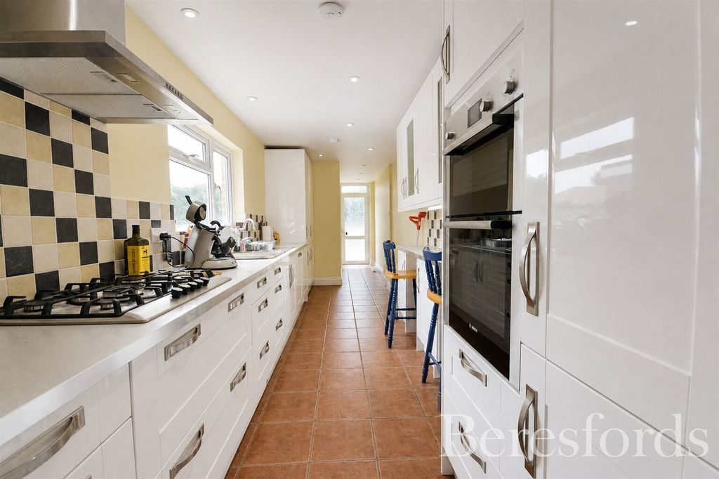 Property photo 2 of 10 Kitchen