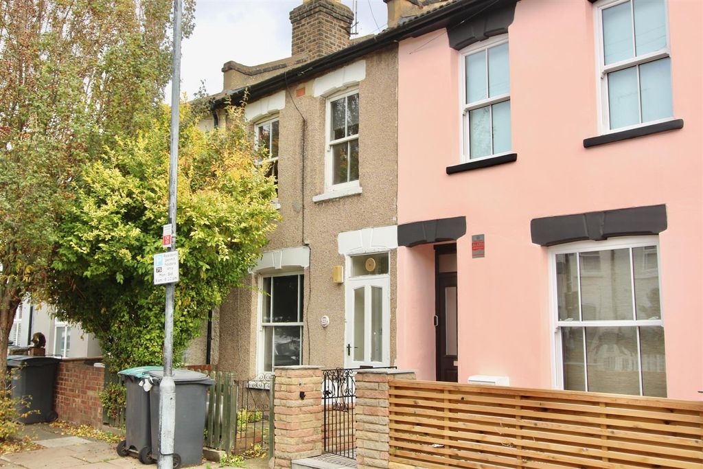 Property photo 1 of 12 Collingwood Road, N15