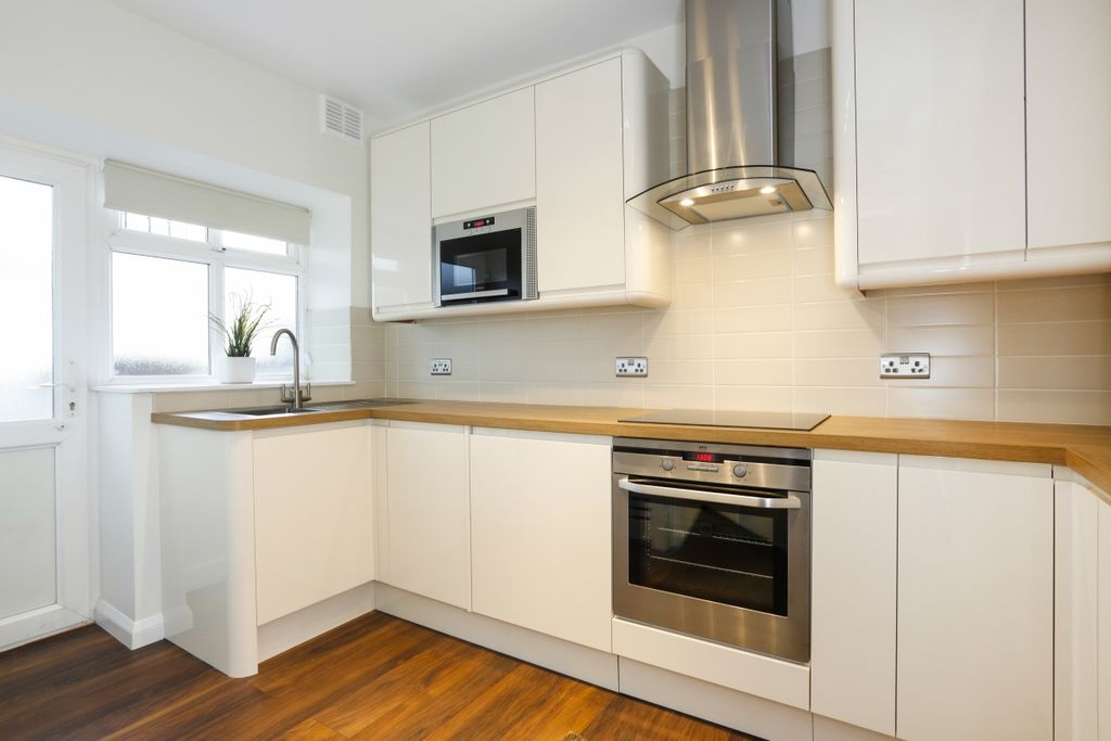 Property photo 2 of 10 Kitchen