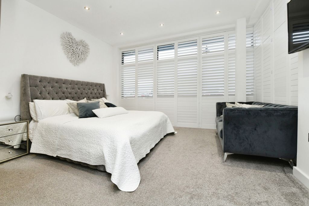 Property photo 2 of 18 Internal