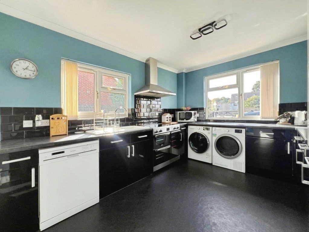 Property photo 3 of 25 Pbox-Kitchen-344492.Jpg