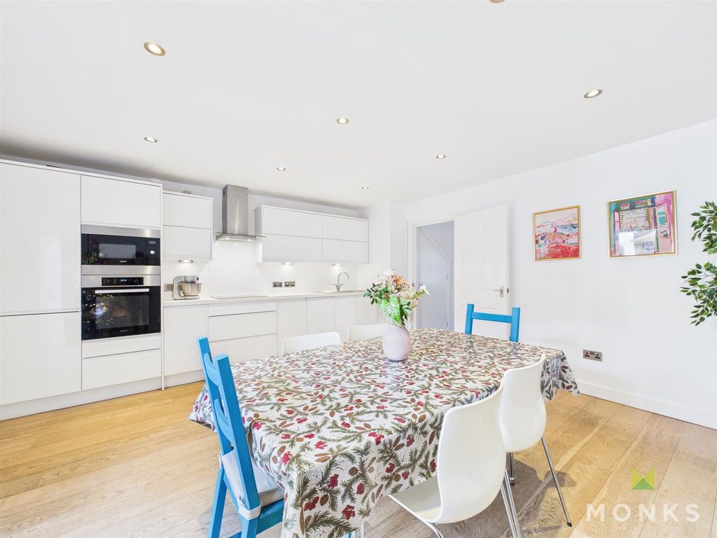 Property photo 2 of 24 Cam01420G0-Pr0808-Still005.Jpg