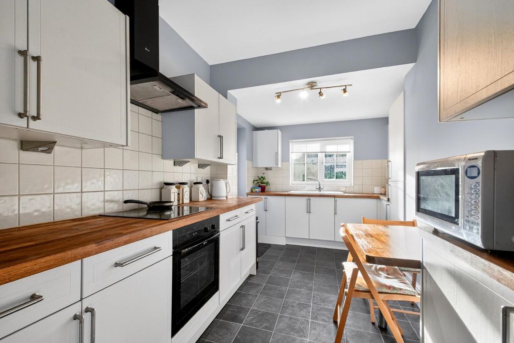 Property photo 2 of 14 19Stclementsroad-8.Jpg