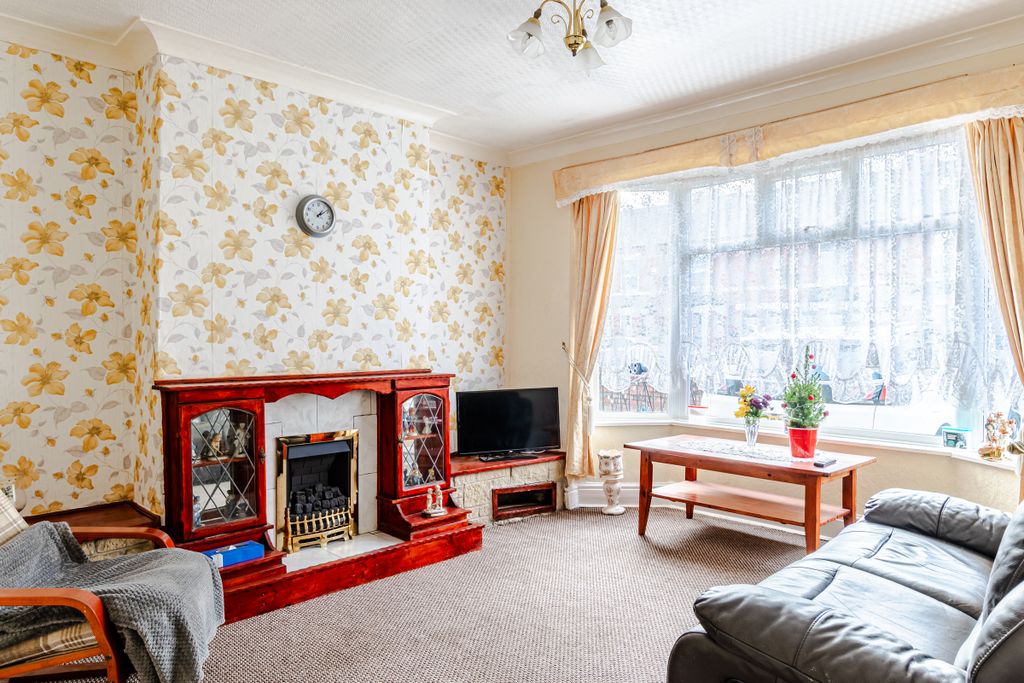 Property photo 2 of 25 Lounge1