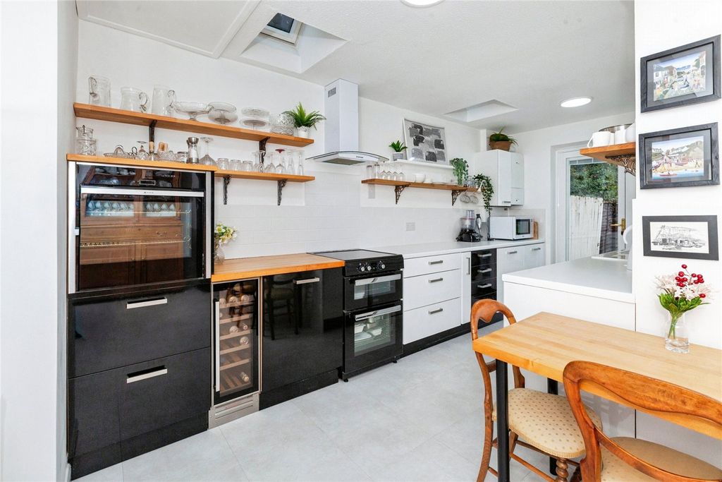 Property photo 3 of 33 Kitchen