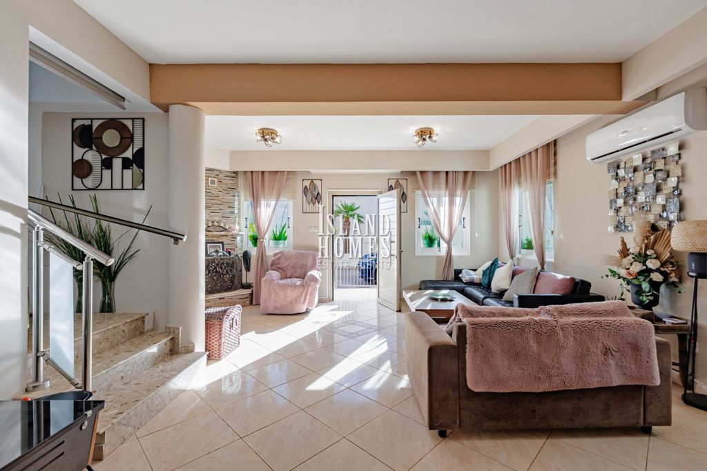 Property photo 1 of 32