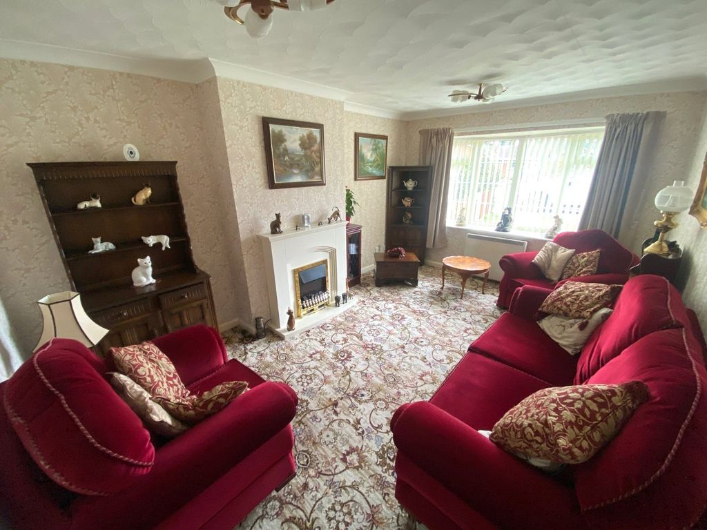 Property photo 2 of 11 Lounge