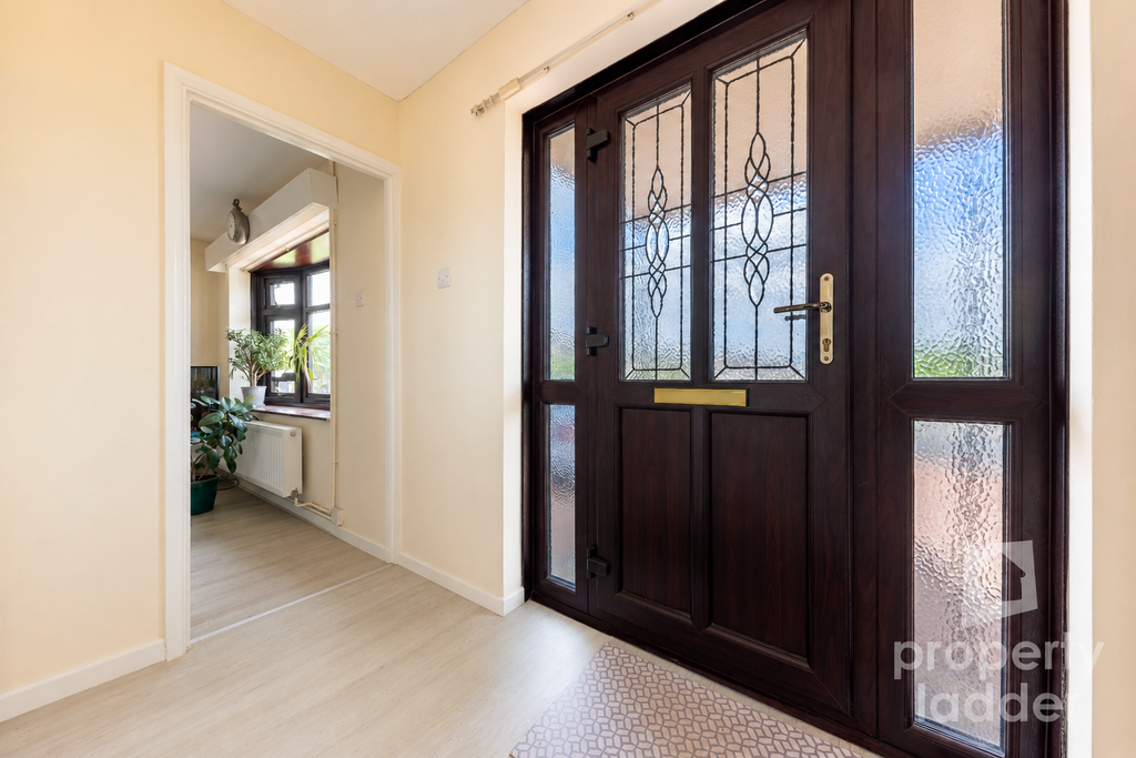 Property photo 2 of 18 Entrance Hall