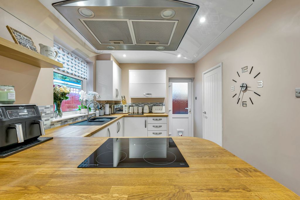 Property photo 3 of 27