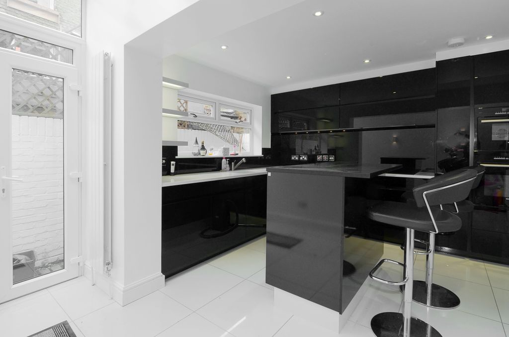 Property photo 2 of 14 Kitchen