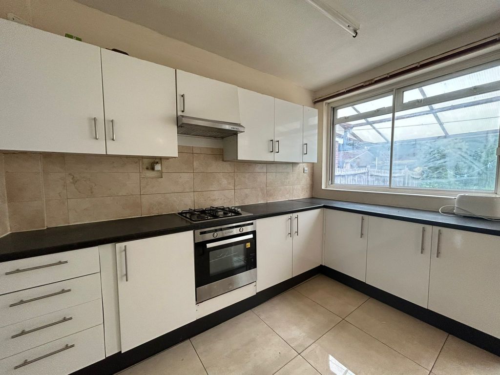 Property photo 1 of 14 4 Bed Semi-Detached House To Rent Mornington Crescent, Hounslow Tw5