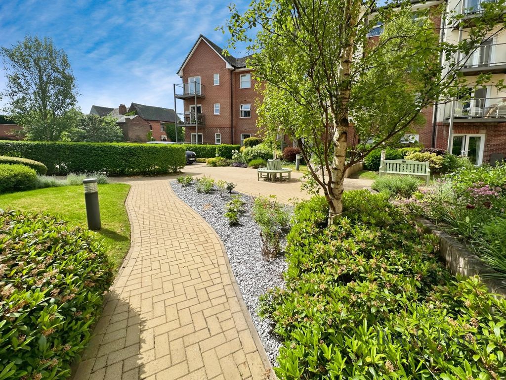 Property photo 1 of 11 Communal Gardens