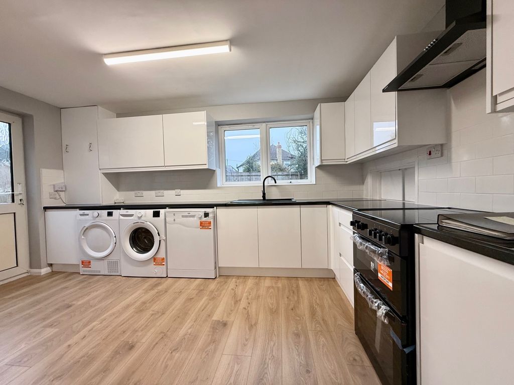 Property photo 3 of 10 Kitchen