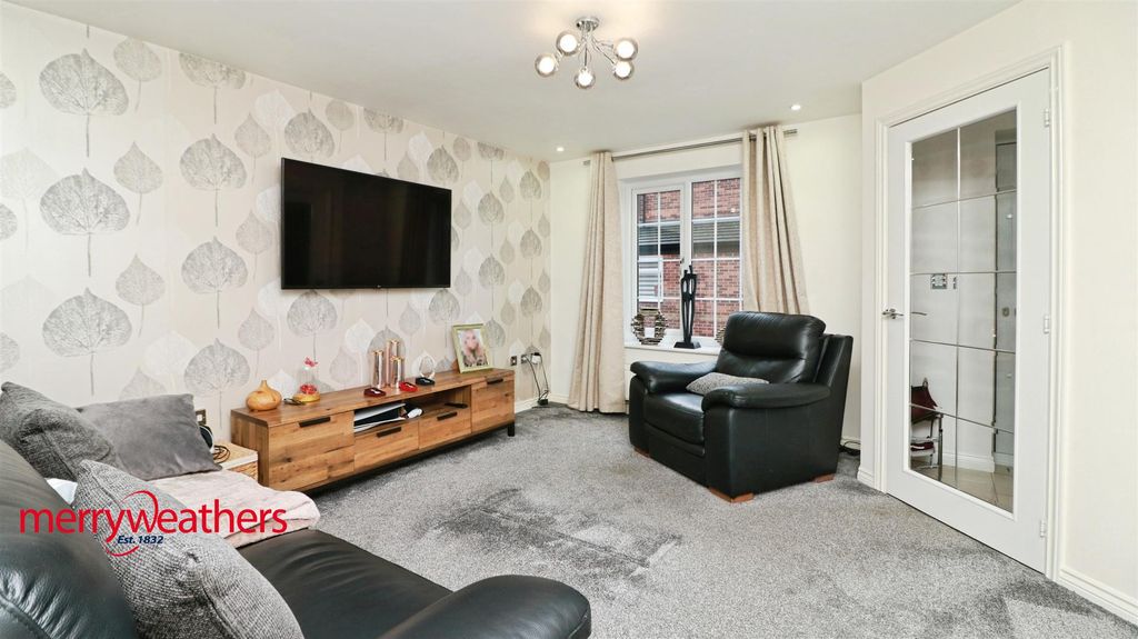 Property photo 3 of 22 Lounge