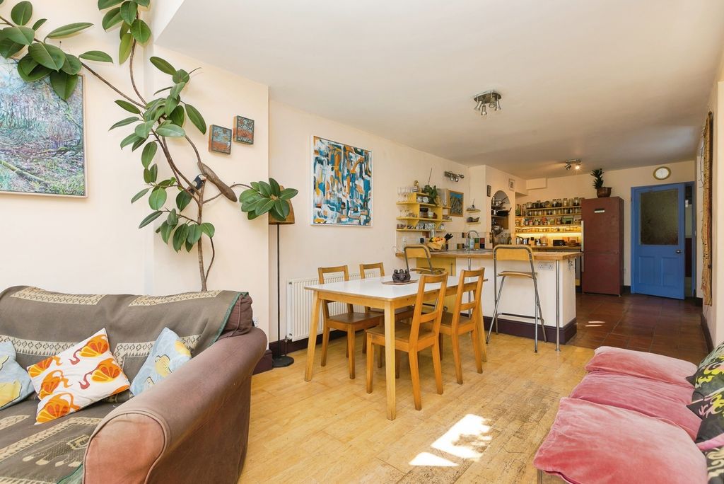Property photo 3 of 17 Pbox-Img.Jpg