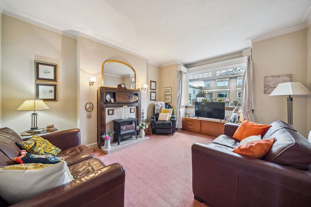 Property photo 2 of 27