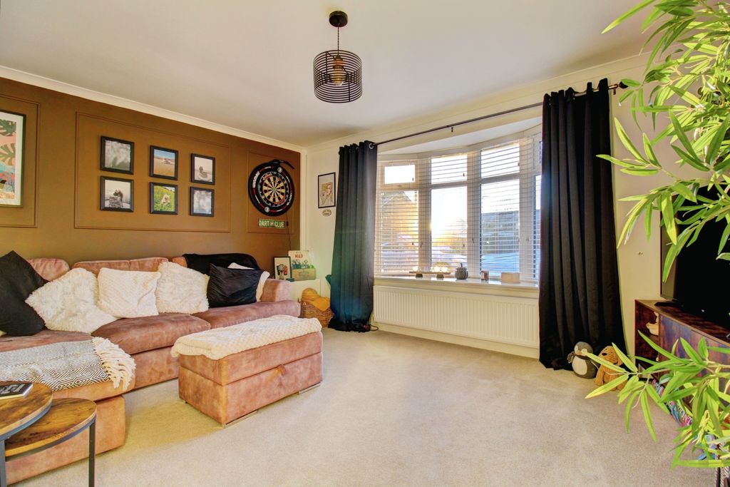 Property photo 3 of 15 Lounge (Alt View)