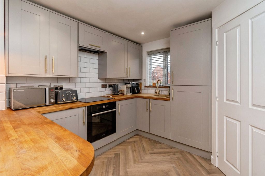 Property photo 3 of 17 Kitchen