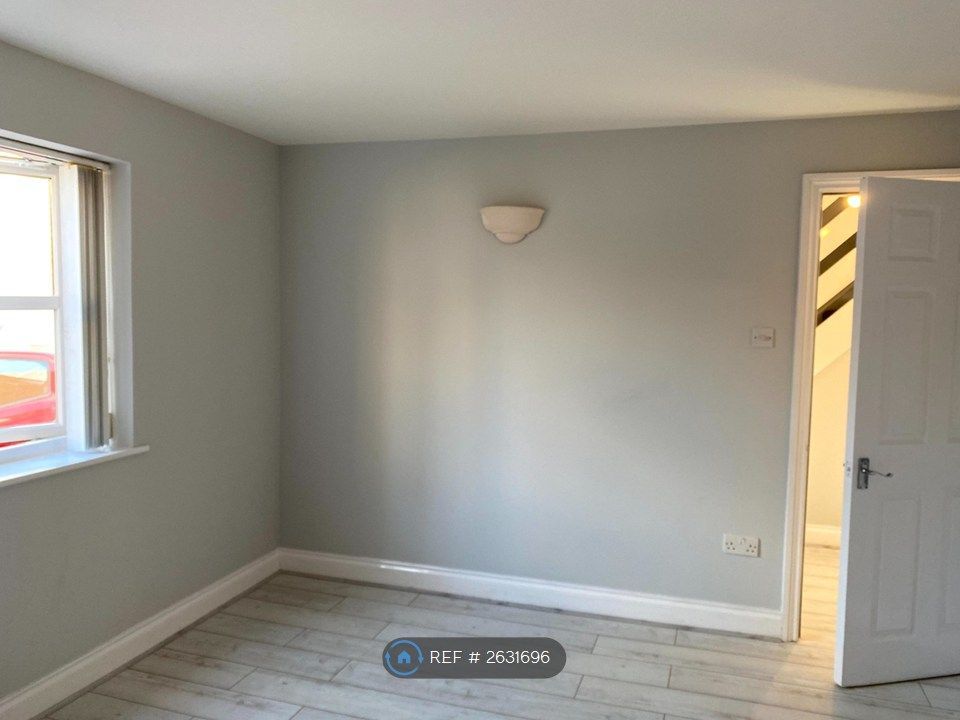 Property photo 2 of 17 Living Room/Bedroom