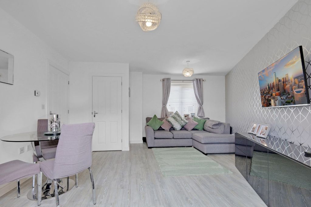 Property photo 3 of 17 4990545