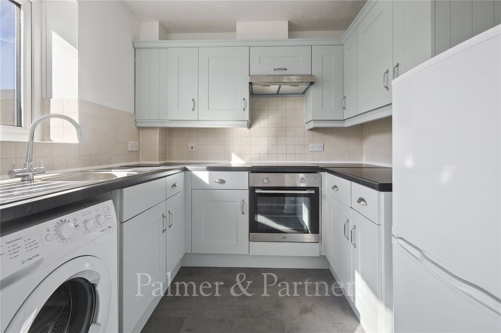 Property photo 3 of 8 Kitchen