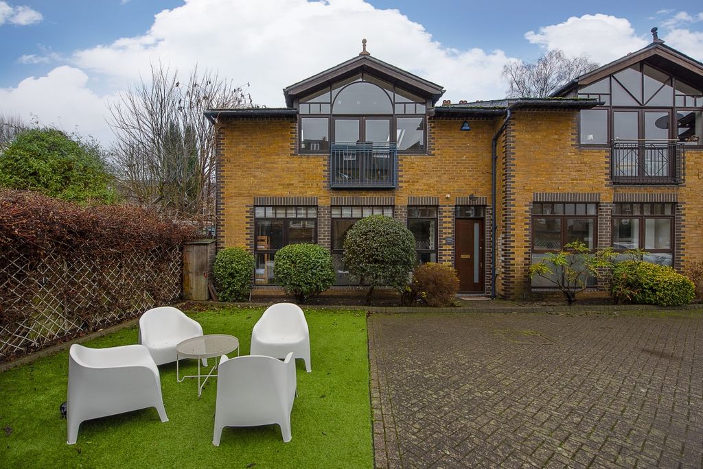 Property photo 2 of 9 St Georges Court