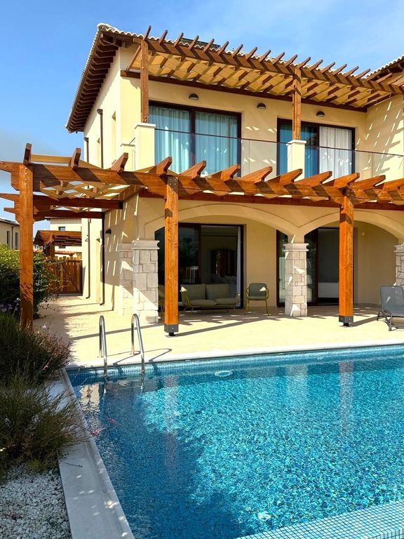 Property photo 2 of 26