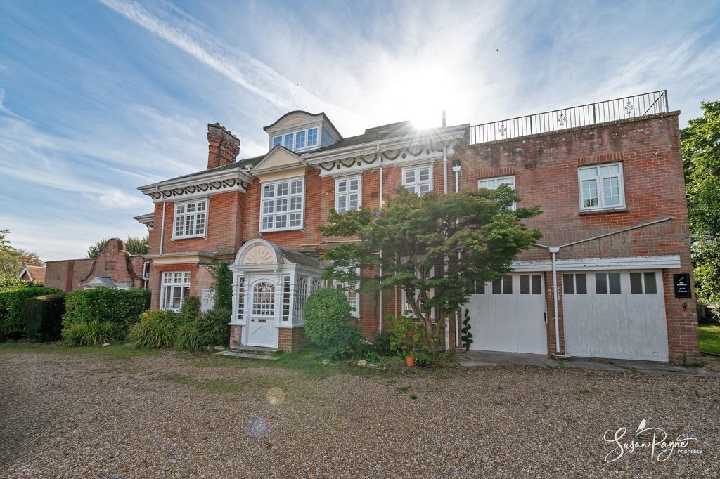 Property photo 1 of 32