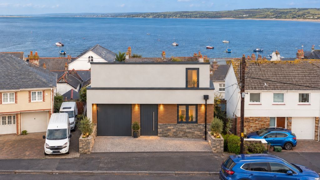 Property photo 2 of 18 Modern Coastal House With Short Driveway