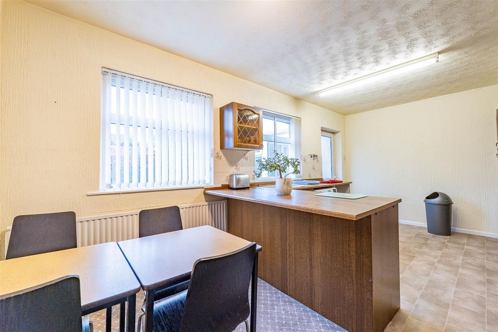 Property photo 3 of 16 Kitchen/Dining Room