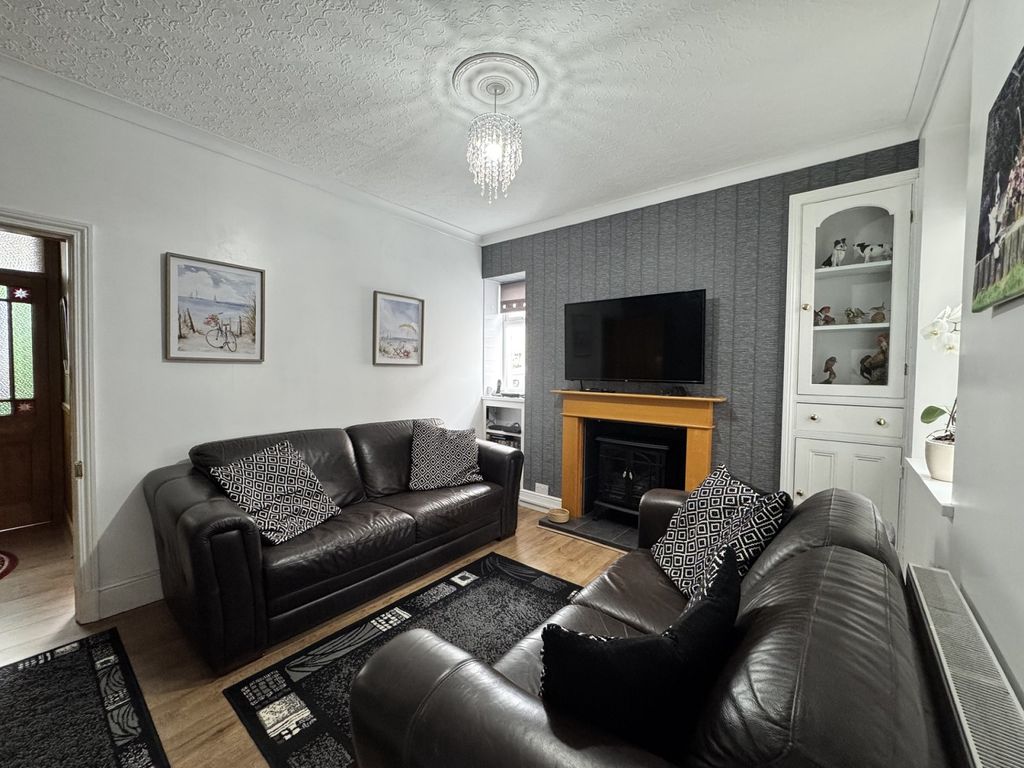 Property photo 3 of 27 Lounge