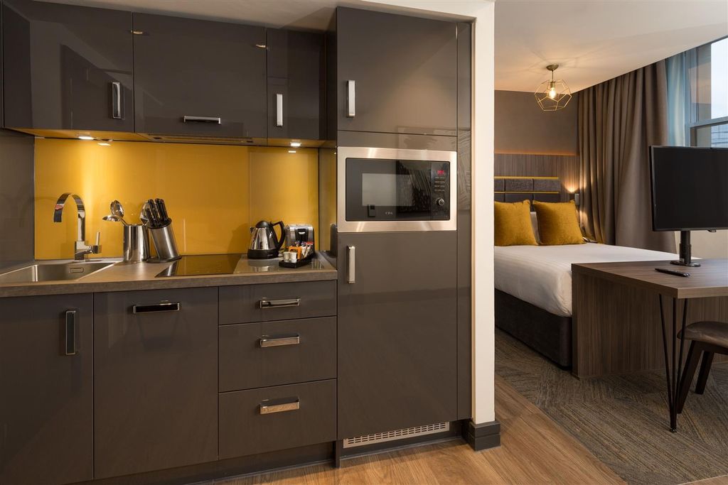 Property photo 1 of 9 Modern Open-Plan Studio With A Sleek Kitchenette F...