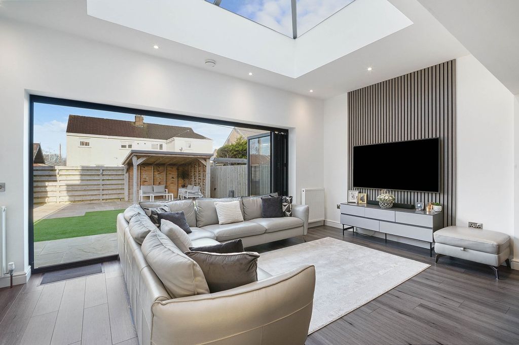 Property photo 2 of 23