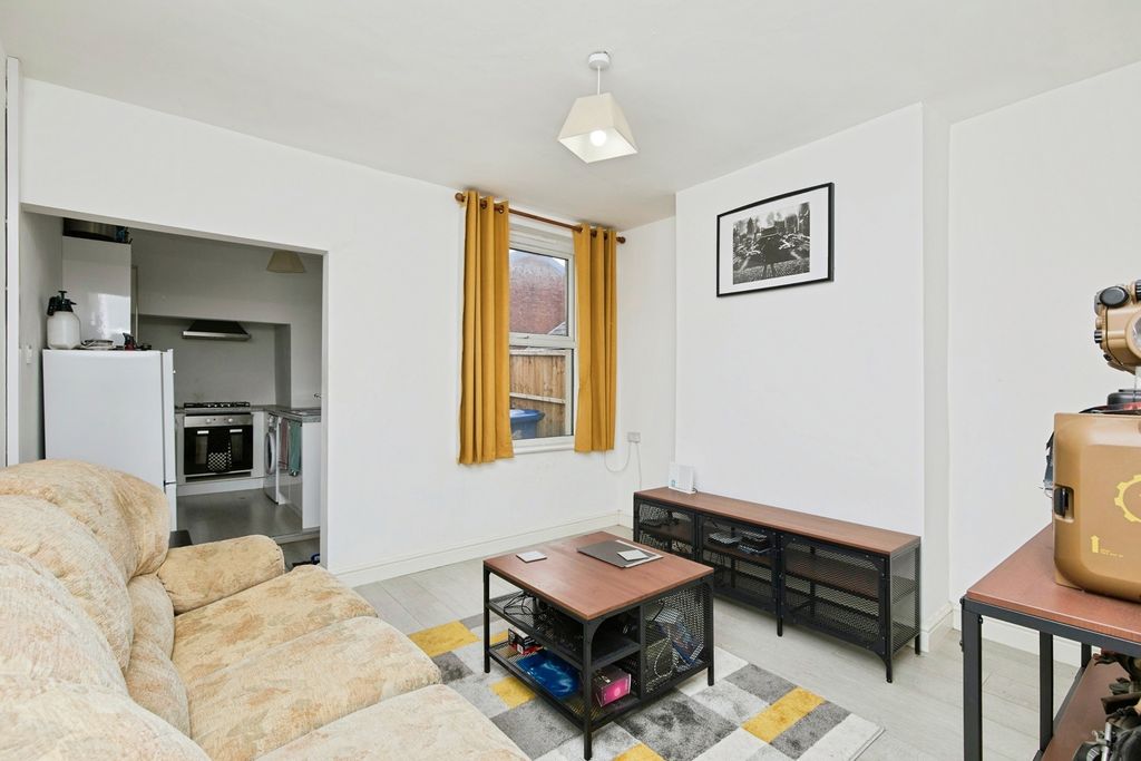 Property photo 3 of 17 Lounge