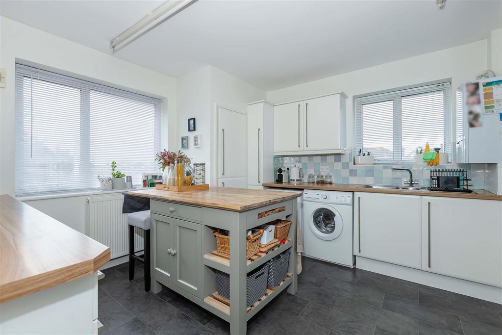 Property photo 2 of 17 Marine Crescent_8.Jpg