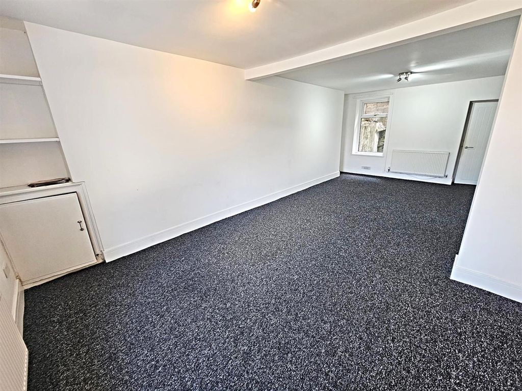 Property photo 2 of 11 Lounge