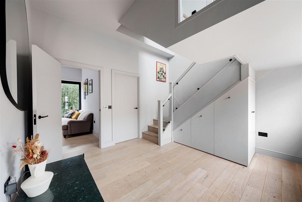 Property photo 2 of 34 Vale Road E7
