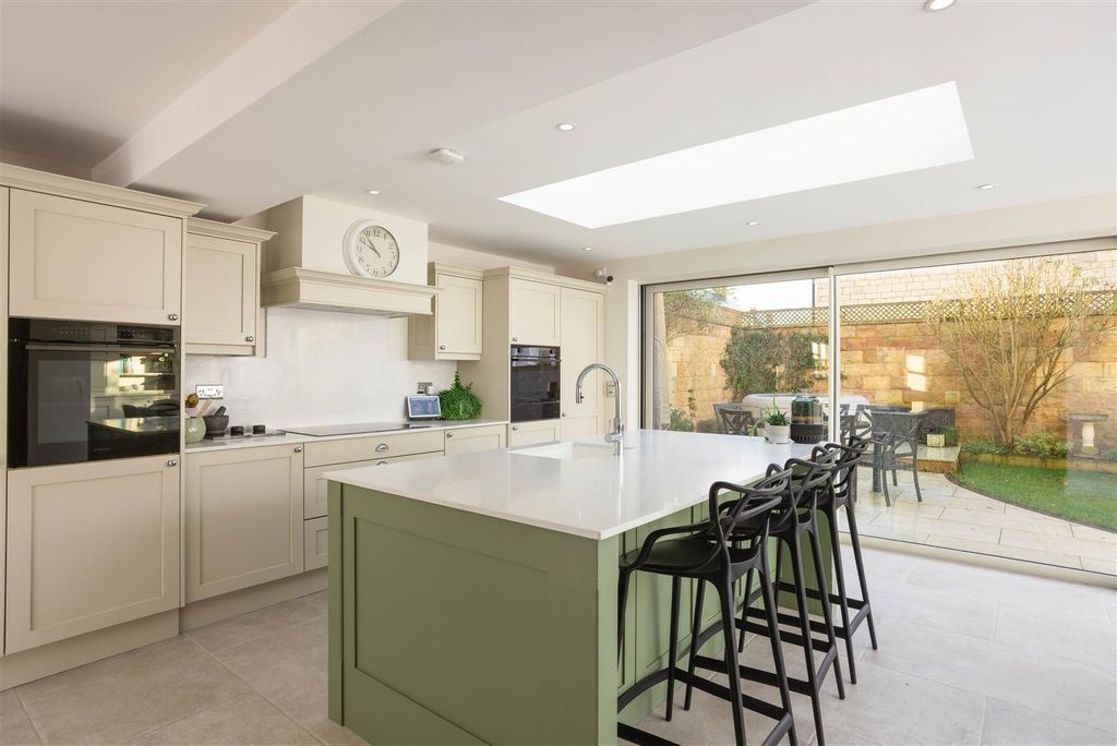 Property photo 2 of 27 00007.Jpg