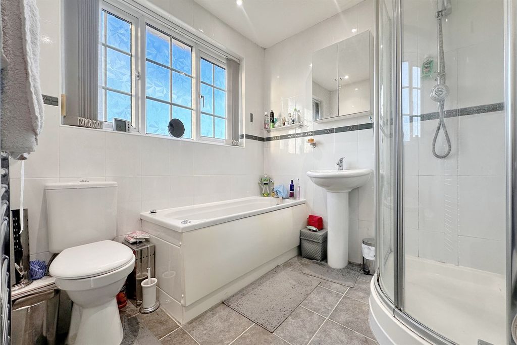 Property photo 3 of 16 Bathroom