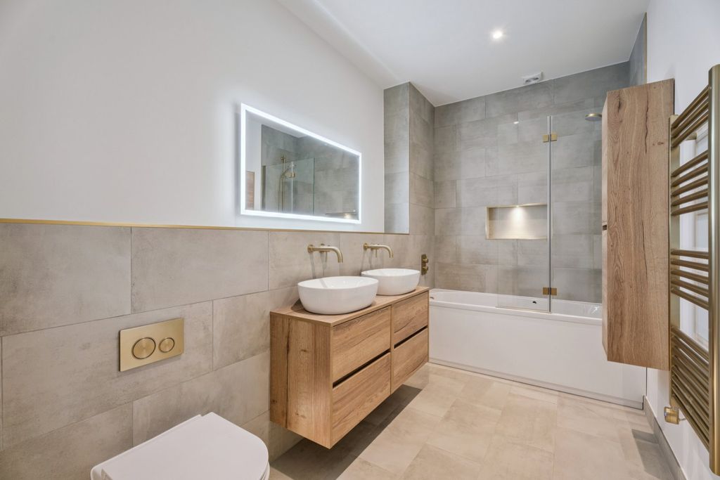 Property photo 2 of 9 Bathroom