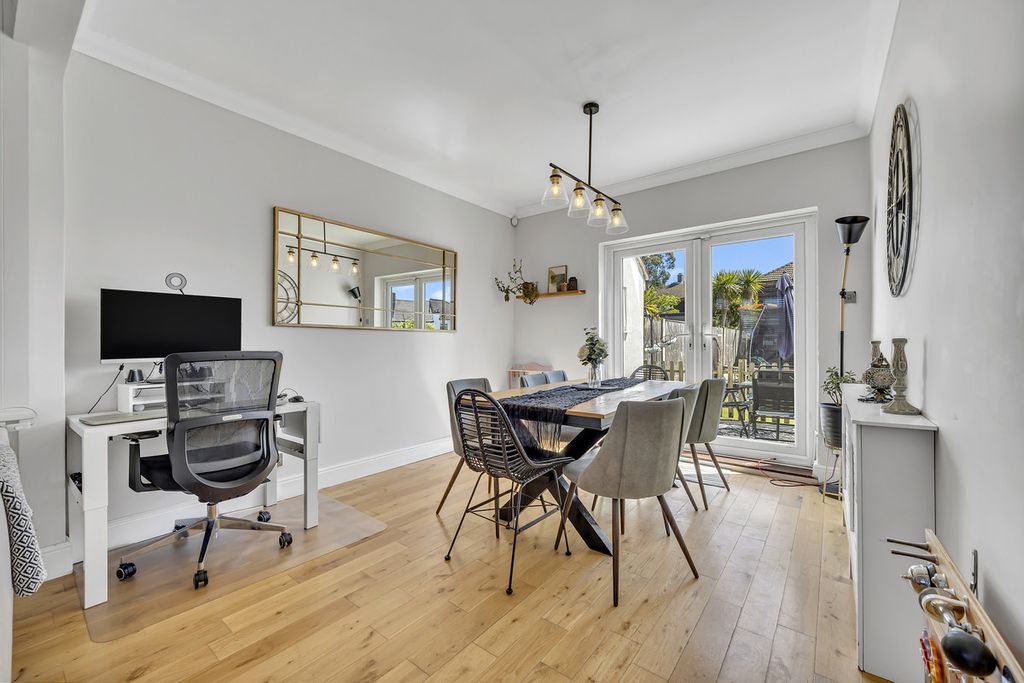 Property photo 3 of 27