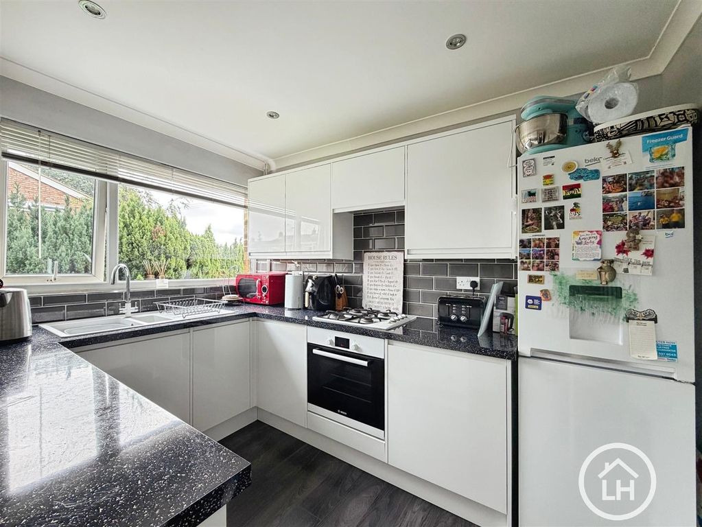 Property photo 3 of 11 Kitchen