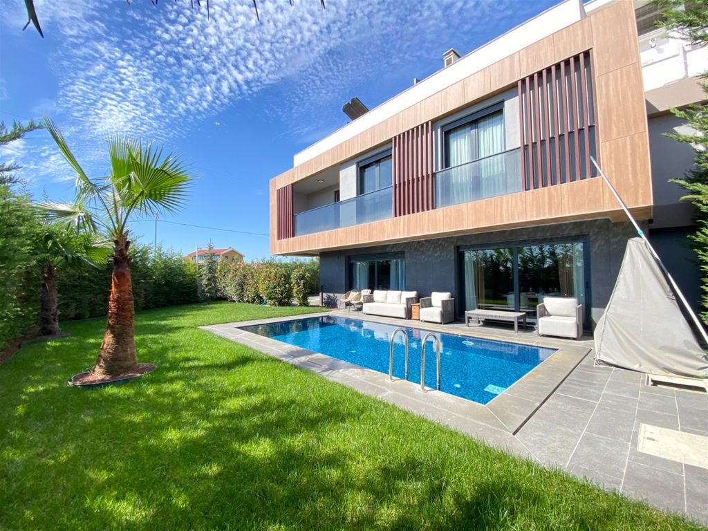 Property photo 2 of 23 Newly Built Ultra-Modern Istanbul Villas For Sale In Silivri - Private Landscaped Garden And Private Pool